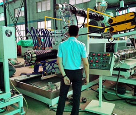 青島合創(chuàng)格瑞鑫塑料機(jī)械有限公司研發(fā)新品---克拉纏繞排污管設(shè)備