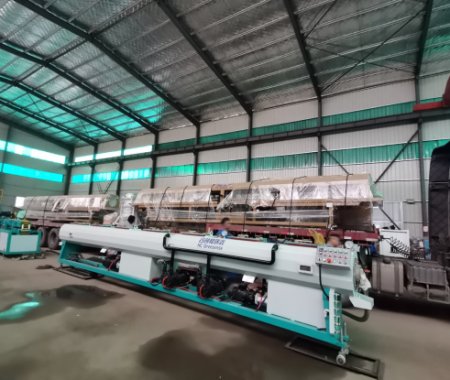 國慶上班中，PE管高速生產(chǎn)線發(fā)貨廣東